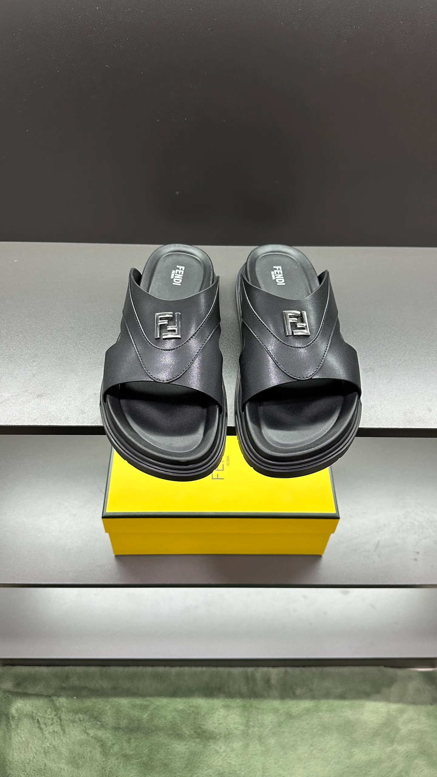 P300 [Fendi Slippers] High-end men's shoes brand, official website 1:1 latest masterpiece: original mold customization, fabrics made of imported original materials, upgraded outsole, lighter and non-slip. The market's top quality, simple yet tasteful, a must-have for fashionistas, fashionable at your feet, full of confidence, the same style at the counter 👍The season of summer slippers is here. Code: 38-45, 46 order
